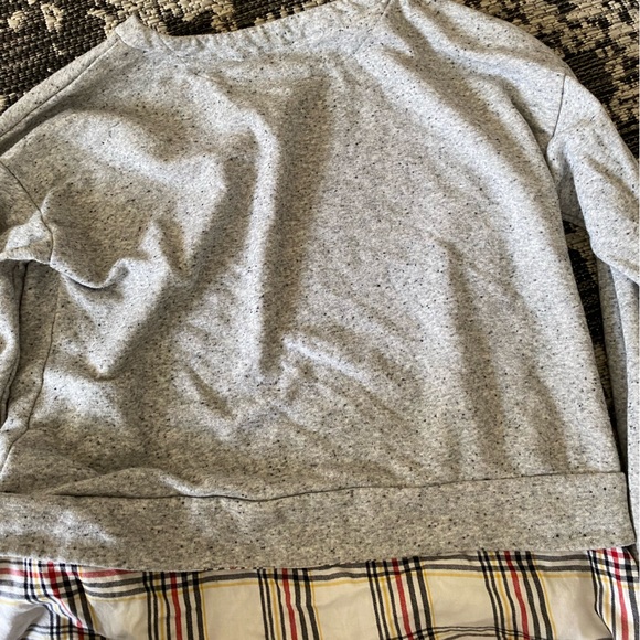 color: GRAY WITH MULTICOLORED HEM | brand: IZOD | size: MEDIUM - Picture 2 of 3